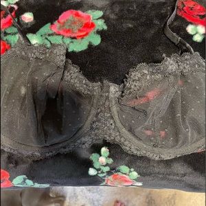 Black Victoria’s Secret bra